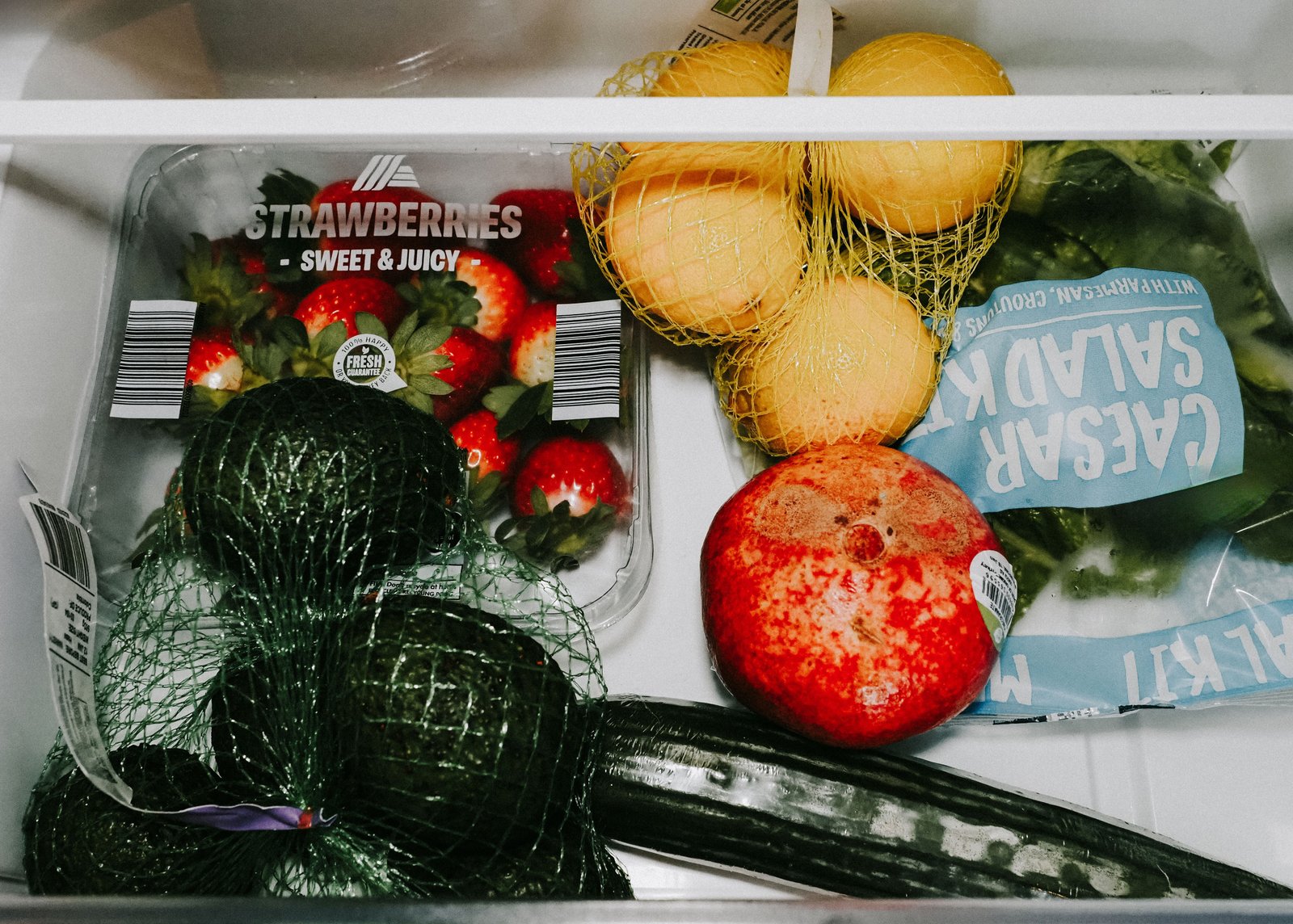 Cajón de refrigerador con frutas y verduras frescas, control de cadena de frío