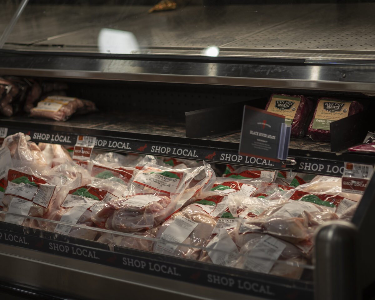 Carne empacada con etiqueta de origen en supermercado