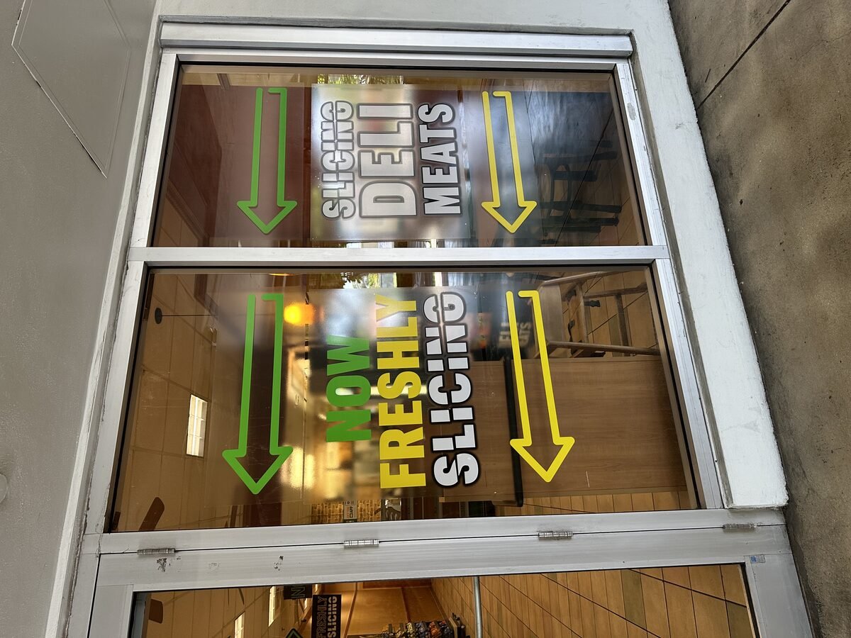 Rebanadora de embutidos en un mostrador de deli