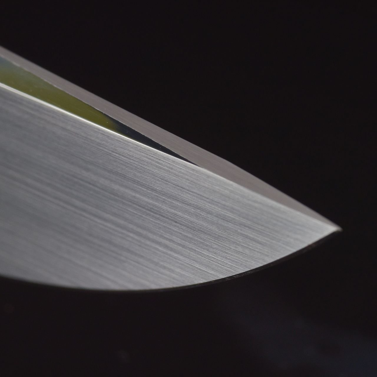 Primer plano del filo de una hoja de cuchillo